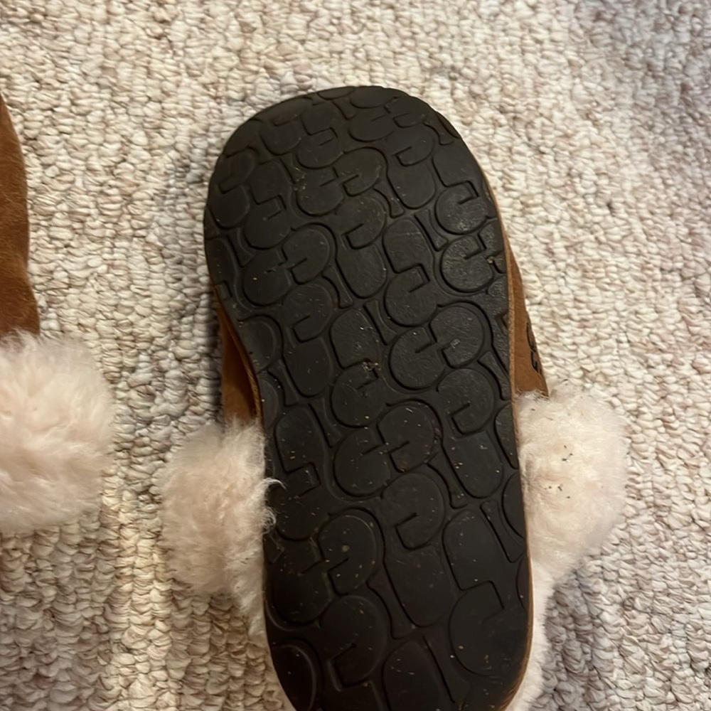 UGG Women's Tan Sheepskin Size 9 Slippers - Picture 7 of 8